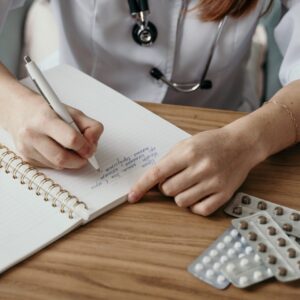 Médico de familia escribiendo Matrioska